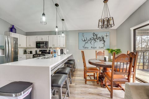 Dining Area | Dishes & Flatware Provided