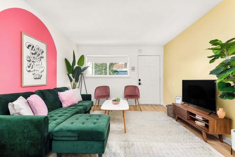 




Cozy living area with stylish décor, comfy sofa, and smart TV.

STR Permit #: 2021028380

