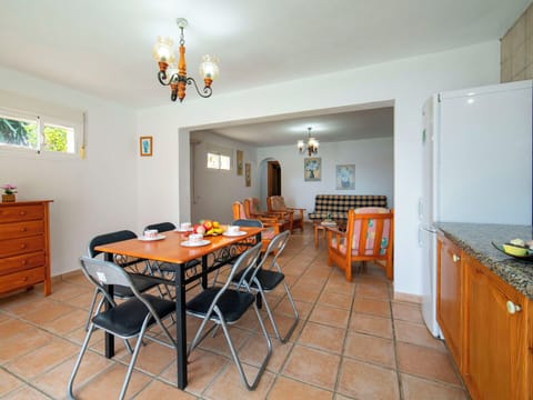 Furniture, Flooring, Floor, Interior Design, Chair, Kitchen, Ceiling, Countertop, Room, Kitchen & Dining Room Table