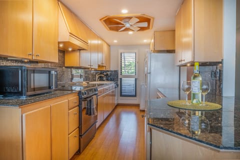 Lauloa-304 Kitchen
