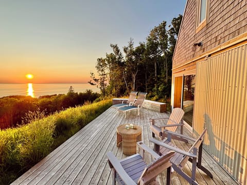 Luxurious deck facing the ocean, with fantastic western views, dramatic sunsets