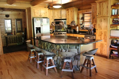 Seating for 5 around kitchen island.