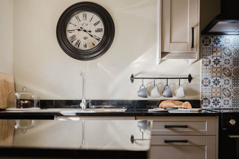 Cobblers Cottage Kitchen - StayCotswold