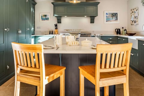Hill View House Breakfast Bar - StayCotswold