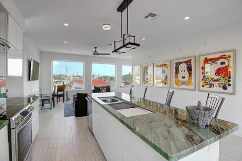 Kitchen and dinning room - Kitchen island/dining area with easy access to the gourmet kitchen