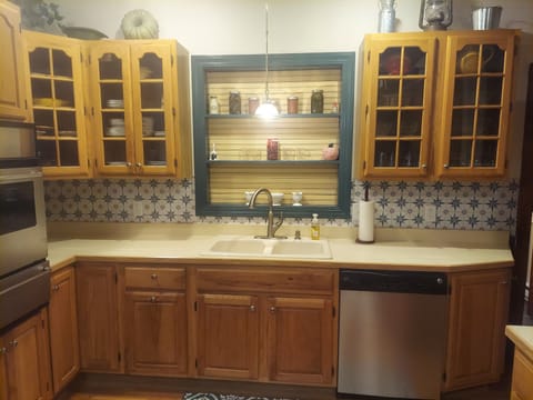 Fully stocked&organized. Dinner&glassware, serving dishes. 12 place silverware.