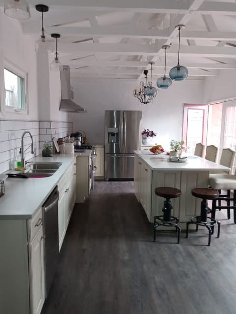 Leads to garden. Stainless steel appliances. D/w, ice maker, wine fridge