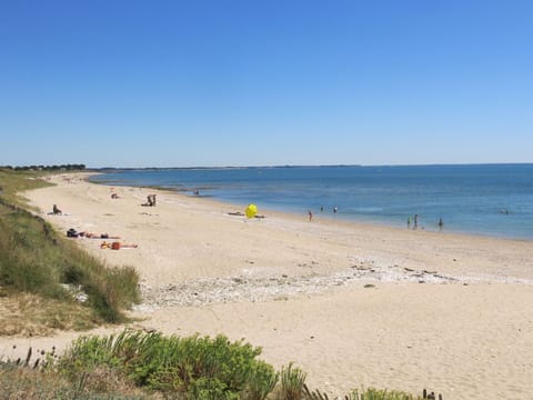 Table, Property, Cabinetry, Building, Dishware, Wood, Countertop, Interior Design, Tableware, Kitchen Appliance