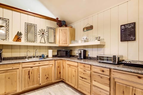 Kitchenette | Well-Equipped | Keurig Coffee Maker