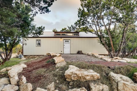 Lakehills Vacation Rental | 1BR | 1BA | 649 Sq Ft | Step-Free Access