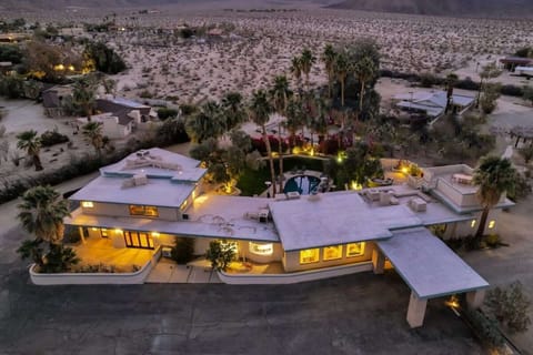 Catch the magical moments of twilight. 🌃🏜️