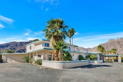 Your go-to retreat for stunning scenery and ultimate comfort! 🌵🌙