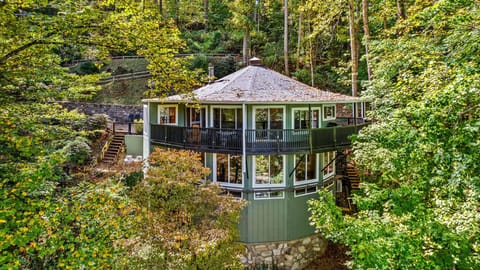 Huge windows overlooking  MV Golf Course with surrounding mountain views