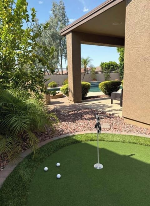 Personal putting green