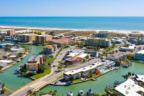 Just 2 blocks to the beach and on the canal side!