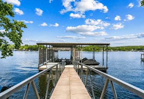 Welcome to the Ozarks Lakefront Boho Retreat! No matter the season, our breathtaking views will captivate you. Experience the beauty and magic of nature all year long.