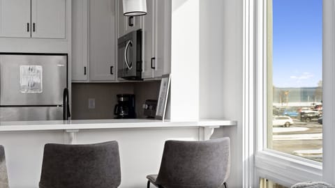 【Kitchen】Enjoy bartop dining with amazing views of the downtown bay!