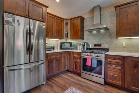 Kitchen refrigerator, oven range, microwave, airfryer/toaster