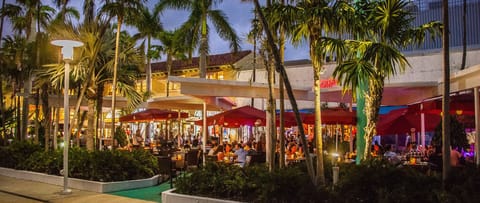 Famous Lincoln Road by 2 min walk with plenty of shops, cafes and restaurants