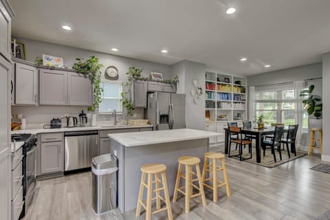 Fully equipped kitchen with dining room 