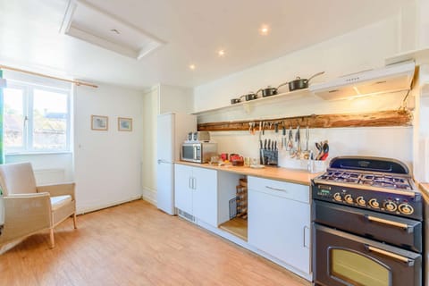 Steps Cottage Kitchen - StayCotswold