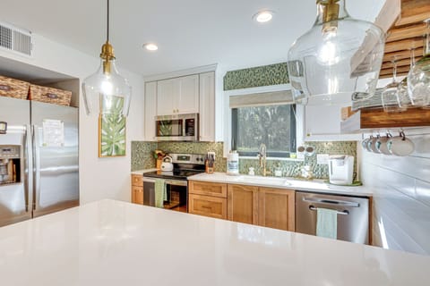 Kitchen | Fully Equipped w/ Cooking Basics