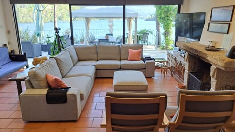 Sala de estar com acesso ao terraço e vista lago