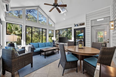 36 Red Oak | Carolina Room w/ ample seating & smart tv - 36 Red Oak | Carolina Room w/ ample seating & smart tv