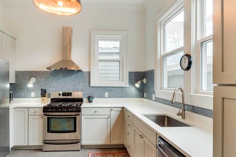 Kitchen | Fully Equipped w/ Cooking Basics