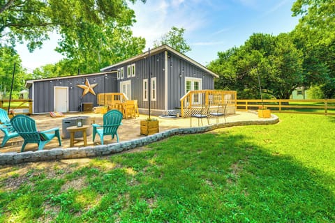 Tomball Vacation Rental | 2BR | 2BA | 2 Entry Steps | 1,200 Sq Ft