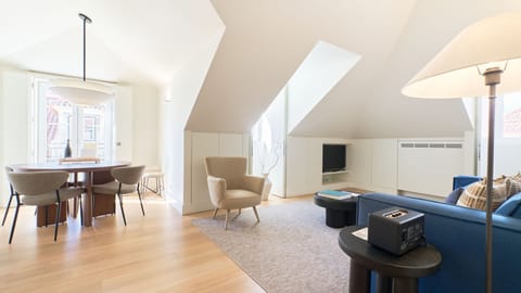 A bright and spacious penthouse retreat with modern elegance and cozy charm.
#Portugal #Lisbon #AndoLiving #design #luxury