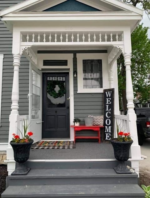 Prime, safe location downtown, walk to area attractions. 20min ~Field of Dreams!