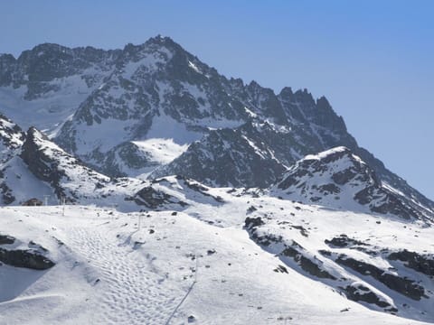 Sky, Mountain, Snow, Slope, Highland, Ice Cap, Terrain, Natural Landscape, Landscape