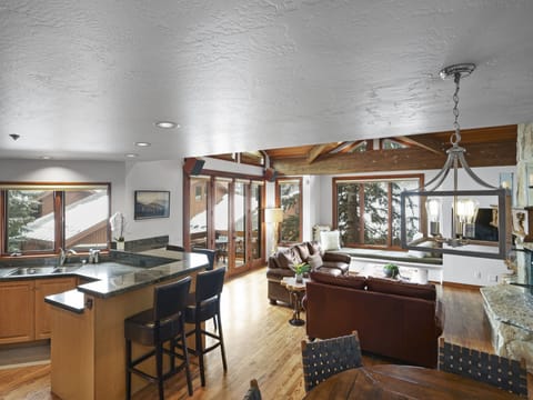 Kitchen & Bar (seats 4)