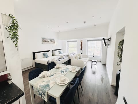 Studio 26 - Large Family Suite with City View 