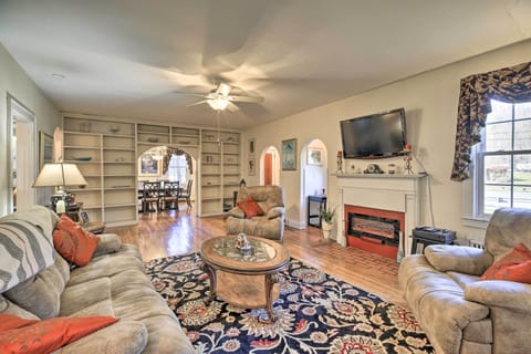 Hagerhill Vacation Rental | 3BR | 2BA | 4,100 Sq Ft | 5 Steps to Enter