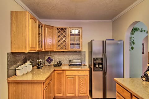 Kitchen | Toaster | Complimentary Coffee, Tea & Creamer