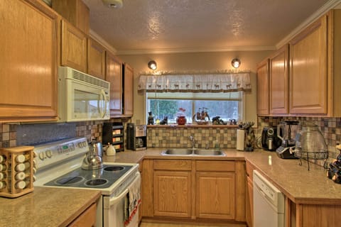 Kitchen | Fully Equipped | Cooking Basics | Coffee Maker | Dishware/Flatware