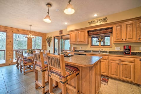 Kitchen & Dining Area | Open Floor Plan | Free WiFi