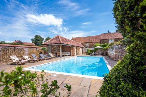 Ivy Farm, Grimston: Heated outdoor pool