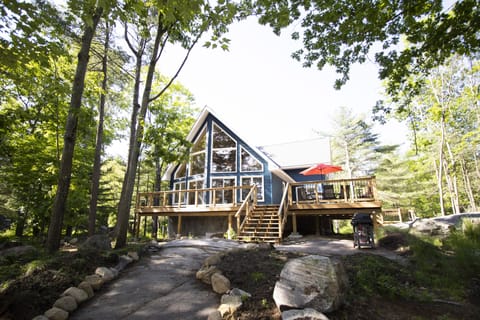 View of the front of the cottage from the top of the dock stairs.