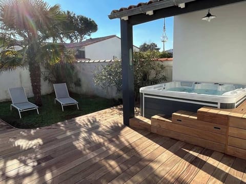 Outdoor spa tub