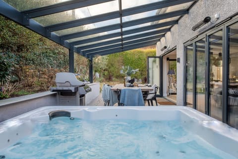 The cosy hot tub in the garden undercover - Chy An Eglos
