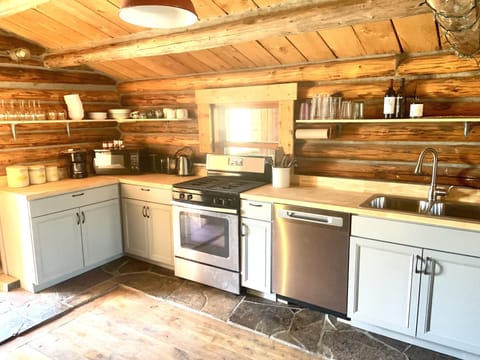 Cabin #2
Sleeps 2: Queen sofa bed
Full kitchen +full bath + screened in patio. 