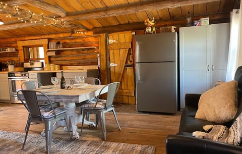 Cabin #2
Sleeps 2: Queen sofa bed
Full kitchen +full bath + screened in patio. 