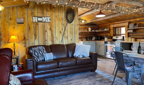 Cabin #2
Sleeps 2: Queen sofa bed
Full kitchen +full bath + screened in patio. 