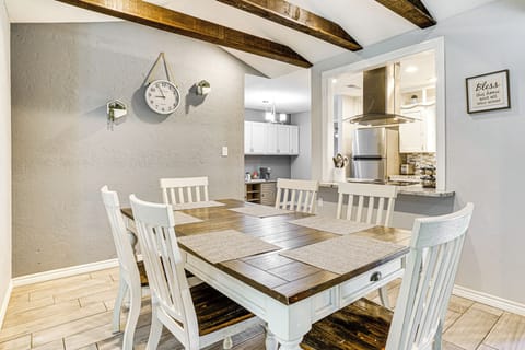 Dining Area | Dishware & Flatware Provided