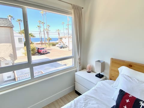 Ocean view next to your pillows. Enjoy the view and Seabreeze. 
