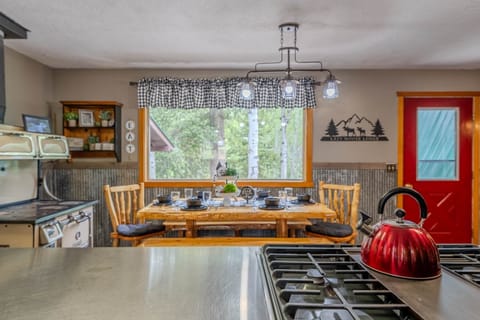 Lazy Moose Lodge-Kitchen 2