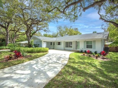 Oak-canopied front yard 